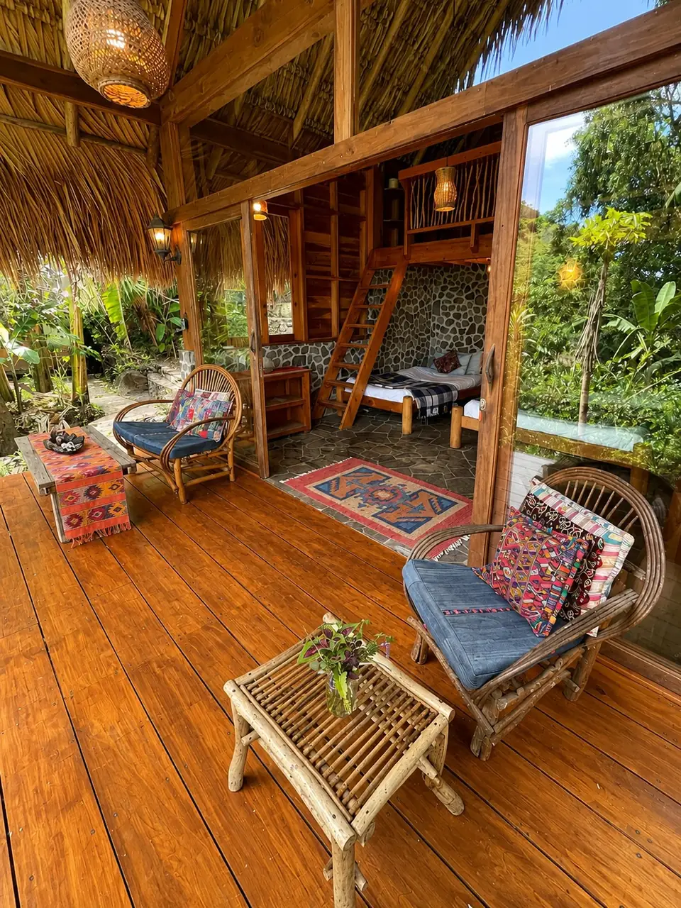 Inti: porch sitting area with armchairs.