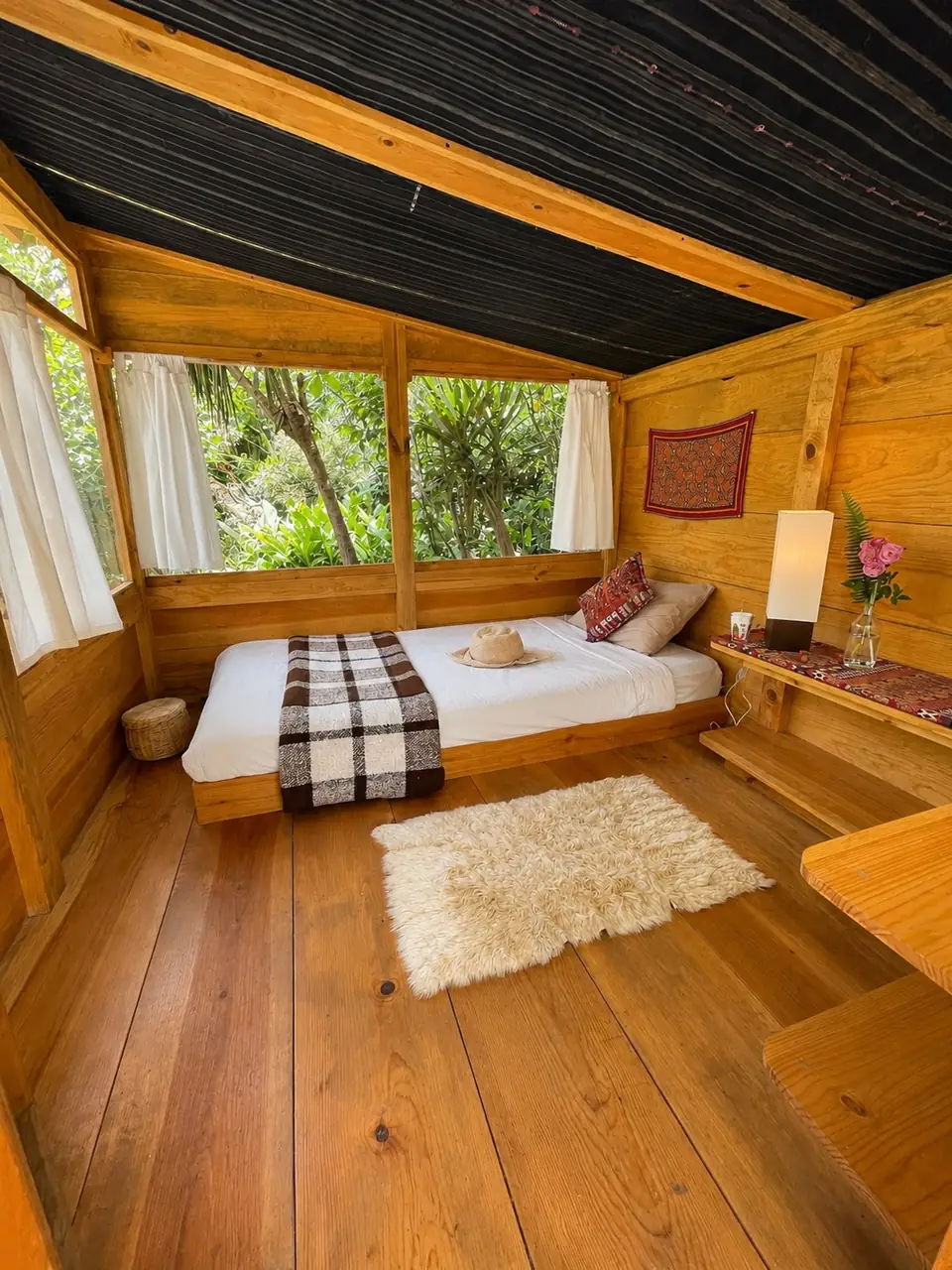 Tambo: single bed, rug and lamp.