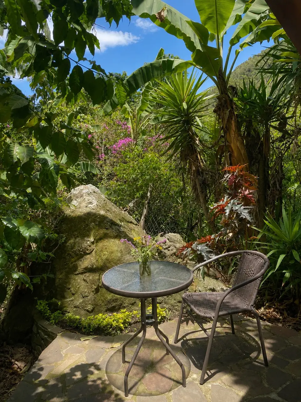 Tambo: garden seating: bistro table and chairs.